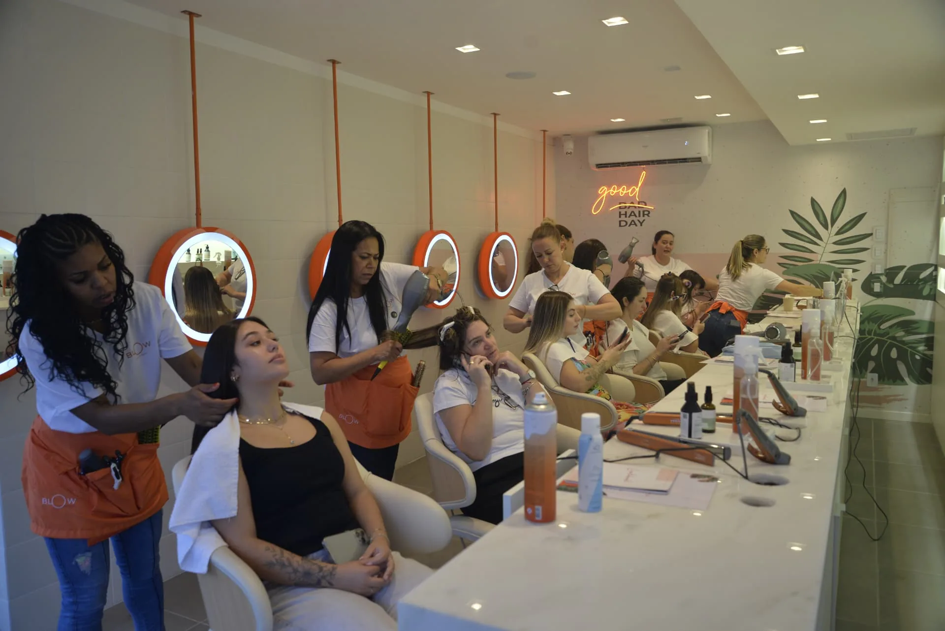 Equipe bLOw atendendo clientes no salão